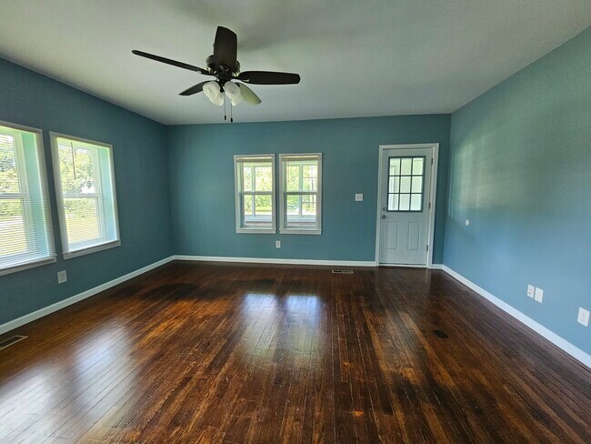 Building Photo - 310 Hall St