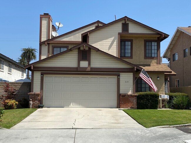 Frente - 315 W Center St
