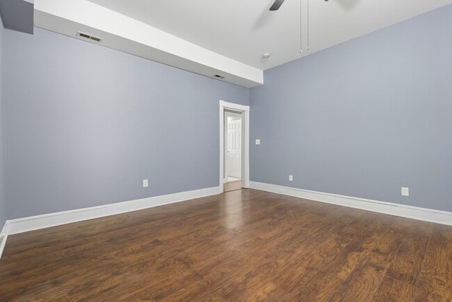 Foto del edificio - 5821 Royal Oak Ave