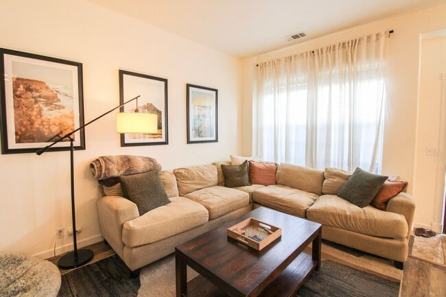 Foto del edificio - Beautiful 3 Bed, 2.5 Bath Townhome with A/C and 2-Car Garage