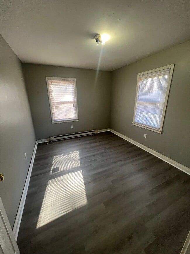 Foto del edificio - 327 Cornelius Ave