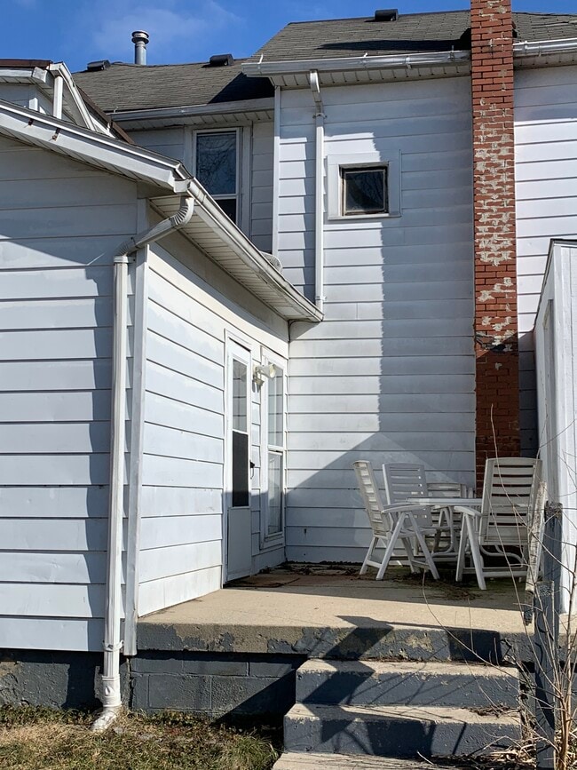 Building Photo - 413 N Detroit St