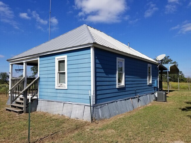 Building Photo - 2/1 Farmhouse in Smithville TX