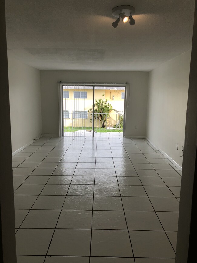 Living/dining area - 7350 SW 82nd St