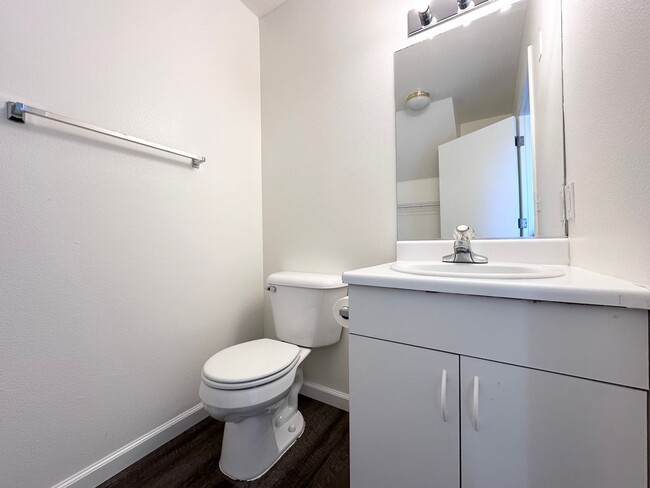Building Photo - Newly Remodeled 2 Bedrooms 1.5 Baths in Gl...