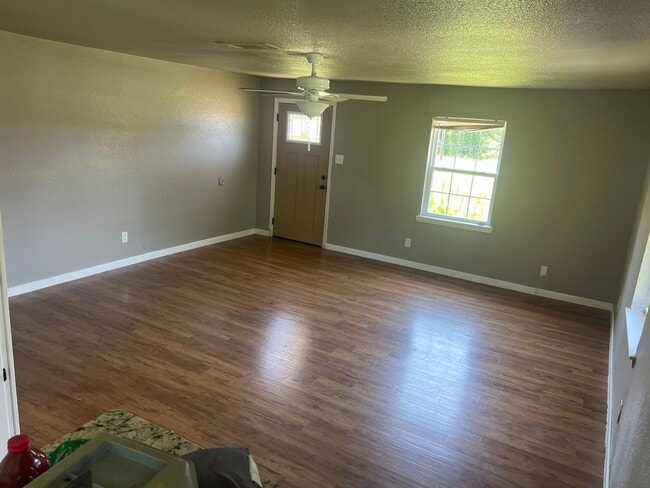 Building Photo - 216 Creekview Ln