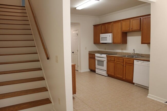 Building Photo - 207 N McGuire Ave