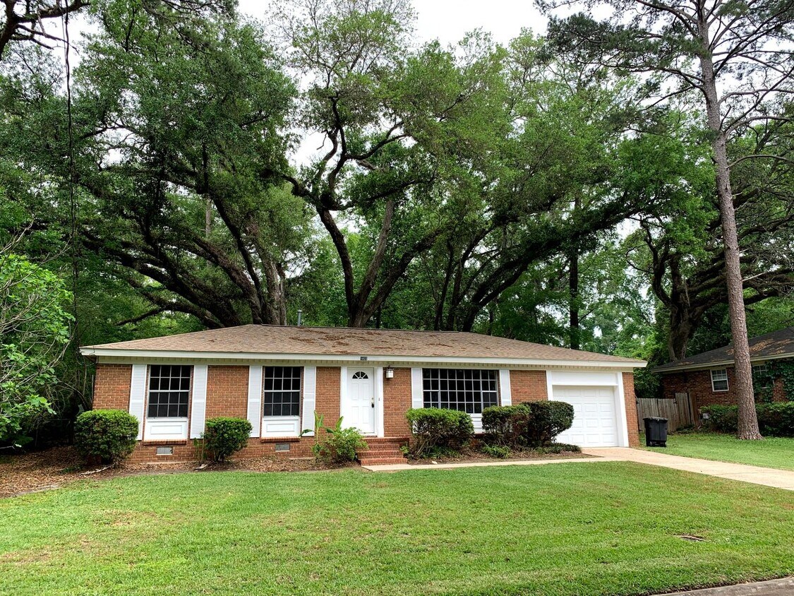 Primary Photo - Spacious Three Bedroom, Two Bath Beautiful...