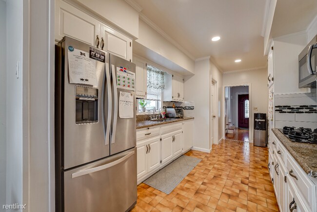 Building Photo - 4 br, 2.5 bath House - 690 Garden St