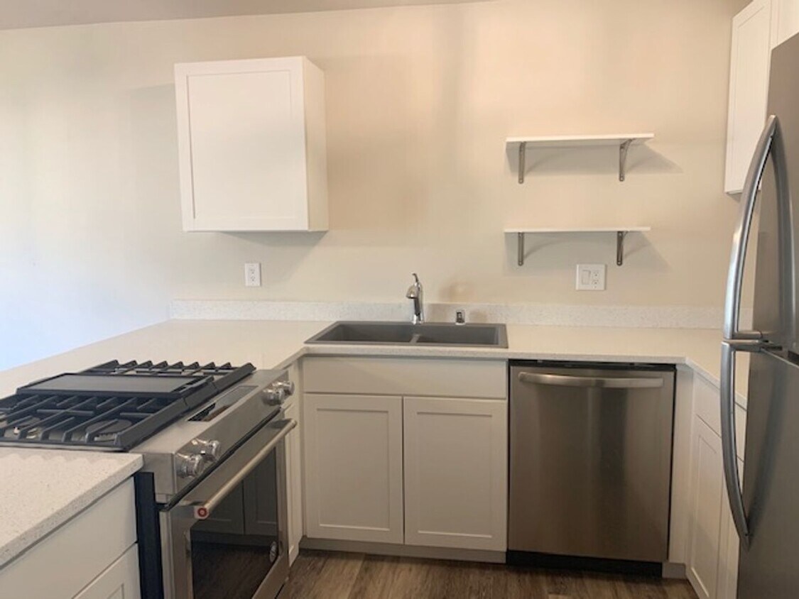 Foto principal - Inviting 2BR Gem with Balcony Views in For...