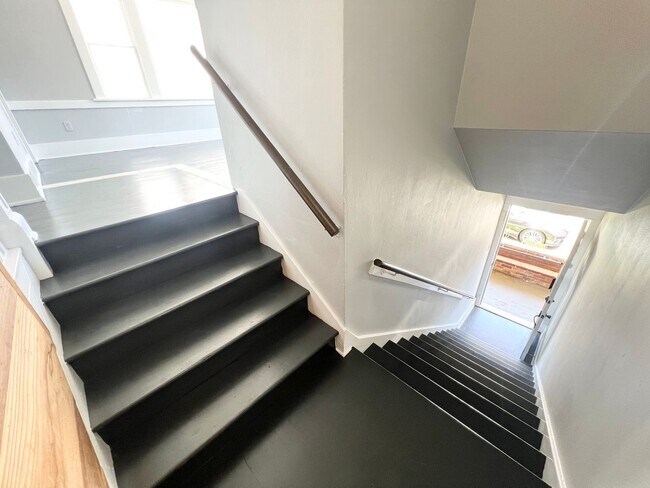 Foto del edificio - Charming 1 Bed Townhouse-Style Apartment N...