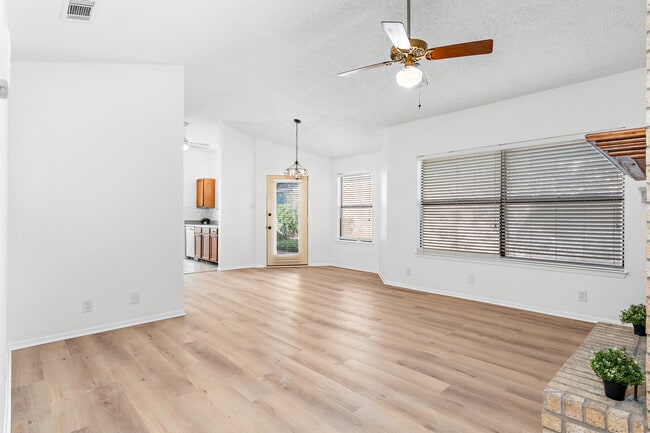 Foto del edificio - 1303 Chapel Creek Rd