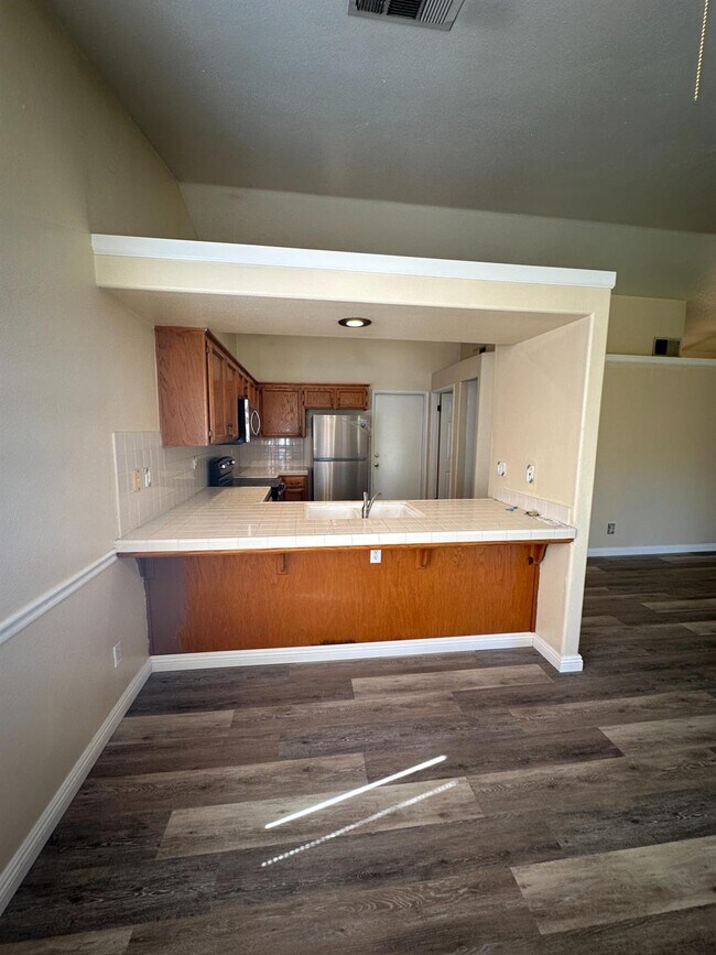 Foto del edificio - 5560 N Ellendale Ave