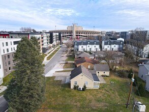 Building Photo - 302 E 19th St