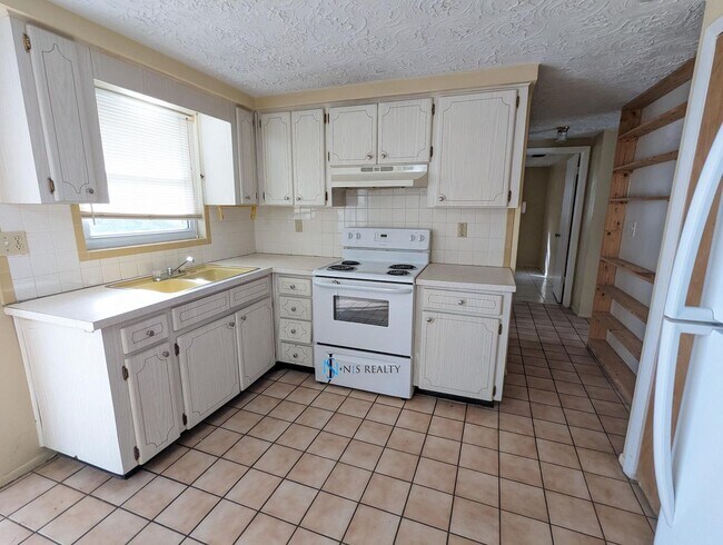Foto del edificio - PRICE REDUCED 2/1/1 1000 Sq. Ft. with tile...