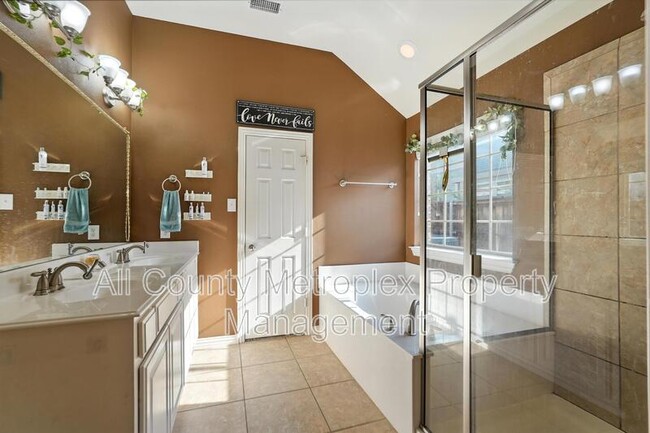 Foto del edificio - 7114 Waterbury Dr