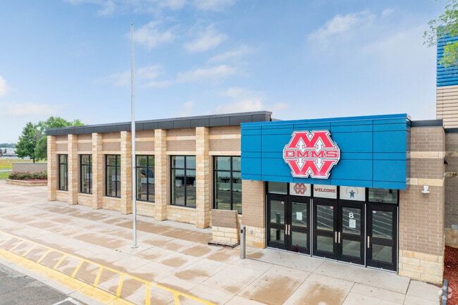 Dakota Meadows Middle School enrolls 25% economically disadvantaged students.
