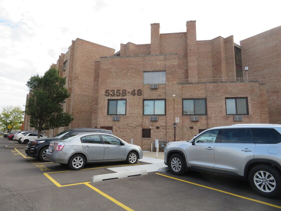 Primary Photo - 5348 N Cumberland Ave