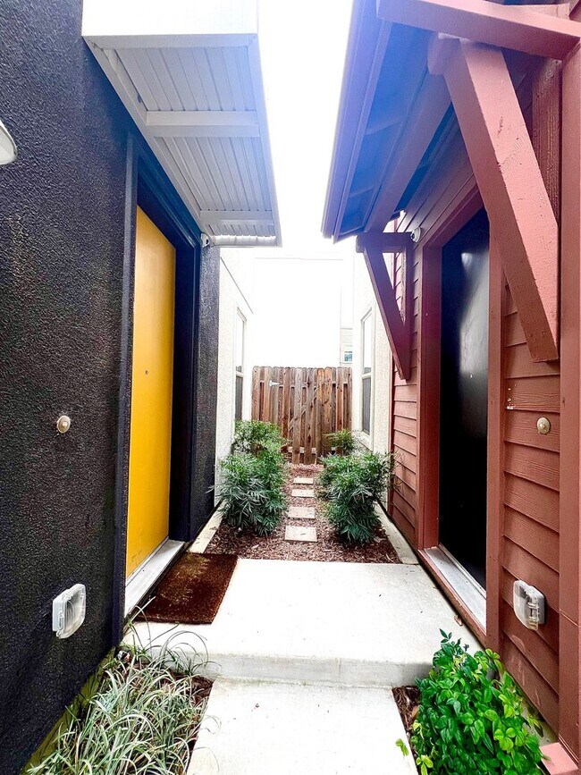 Foto del edificio - Beautiful 2 bedroom 2.5 bath three story condo!!
