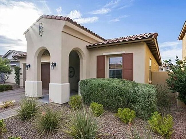 Building Photo - Spacious 3 Bed / 2 Bath Home with Stunning...