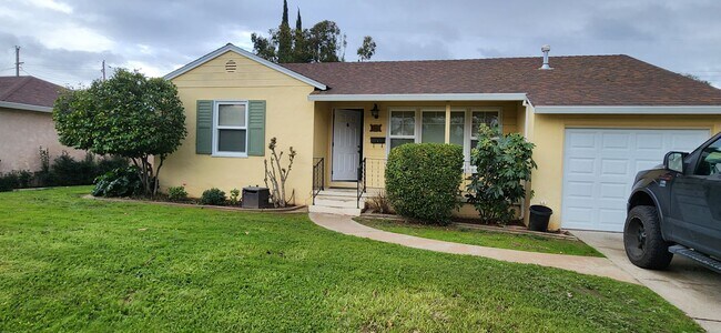 Foto del edificio - 2 Bedroom 1.5 Bathroom Home in S. Land Park with Updated Kitchen