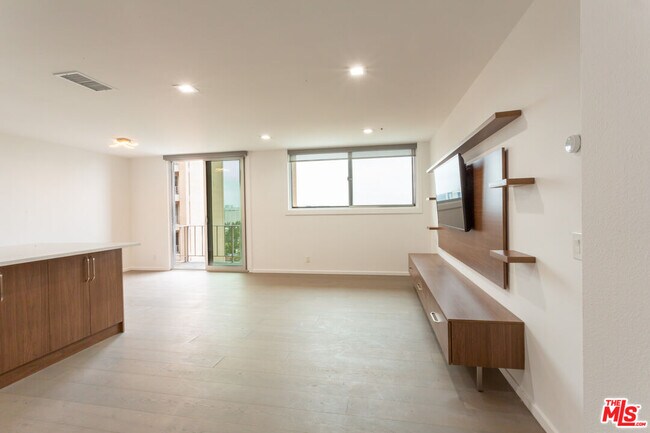 Building Photo - 100 S Doheny Dr