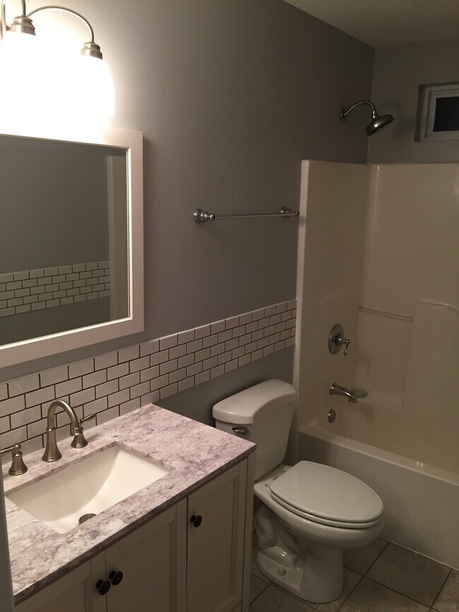 Baño principal - 2407 Grover Street