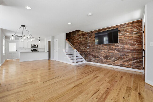 Foto del edificio - Charming Updated 4B/2.5B Home with Fenced Yard & Parking Included