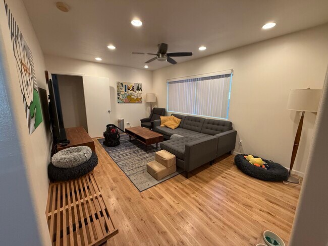 Foto del edificio - 4907 S Centinela Ave