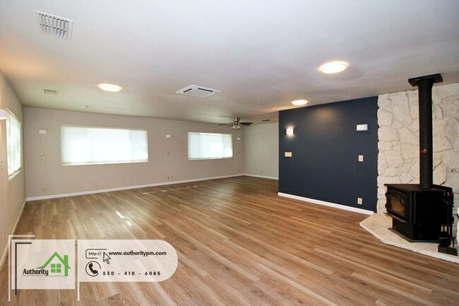 Building Photo - 310 Woodhill Dr