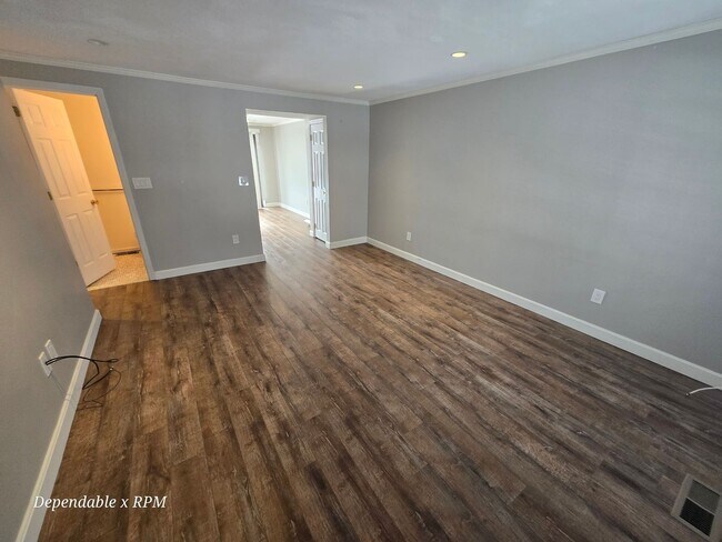 Foto del edificio - Stunning 2 Bd 2 Bath Townhouse in Wakefield w 2 parking spaces and 3 Levels of Living