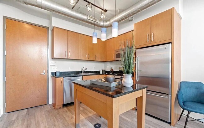 Foto del edificio - Modern 2BR, 2BA Industrial-Chic Living in ...