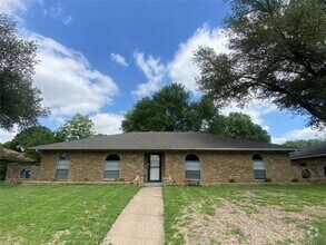 Building Photo - 1033 Rosewood Dr