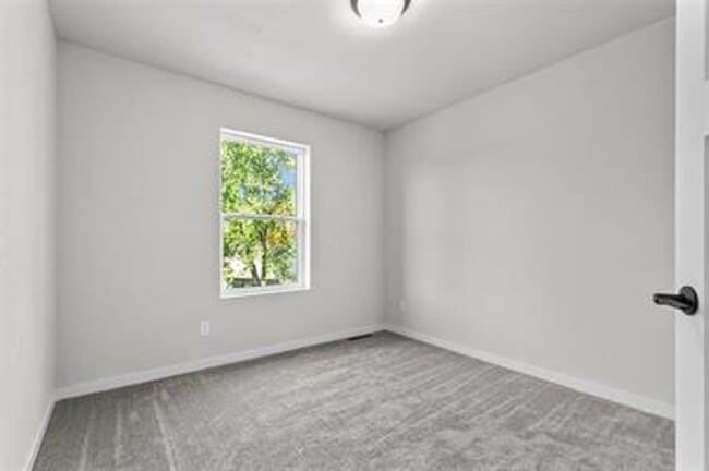 Building Photo - VIDEOTOUR: Newer Townhouse located in Neenah! PETS WELCOME