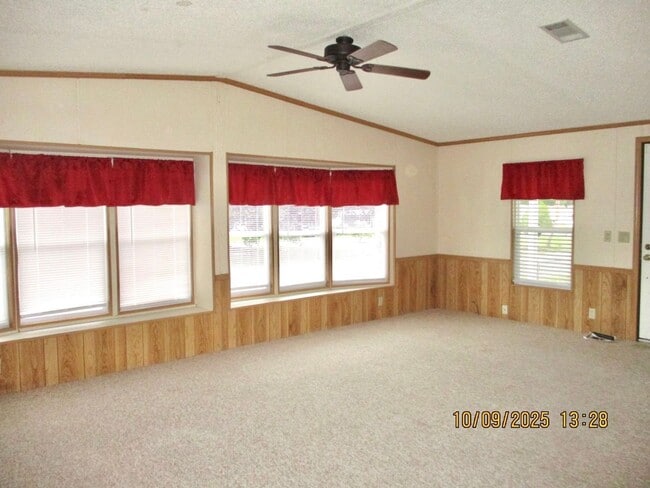 Building Photo - Charming 2-bedroom, 1-bathroom home locate...