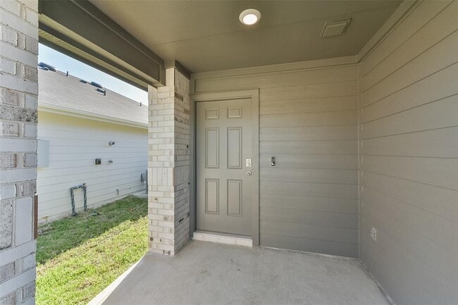 Building Photo - 24554 Pine Dr