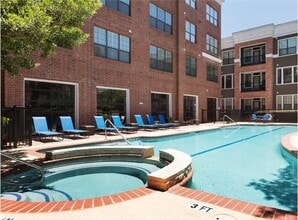 Building Photo - 1002 San Marcos St