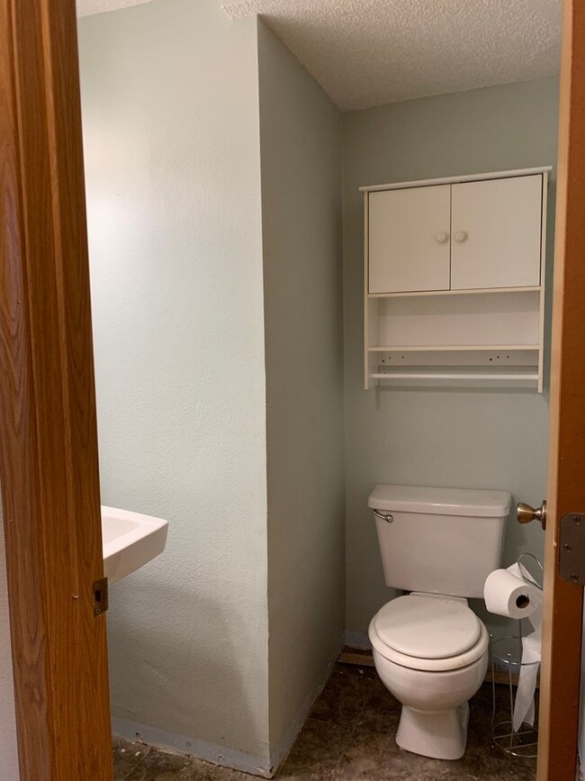 Building Photo - 3 Bedroom 1.5 Bath home updated with Garage!