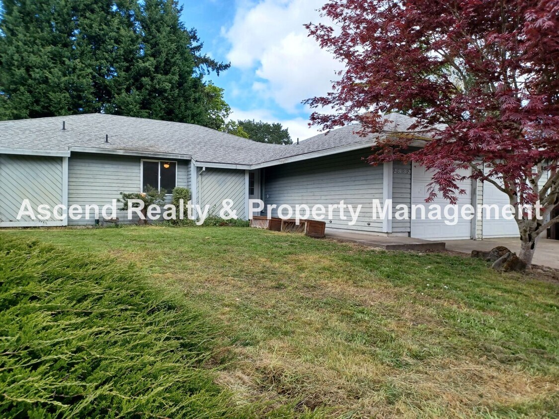Primary Photo - Remodeled Ranch on CuldeSac Large Fenced B...