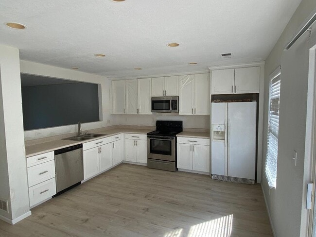 Kitchen - 4920 E 100th Dr