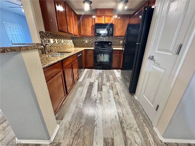 Building Photo - 6868 Sky Pointe Dr
