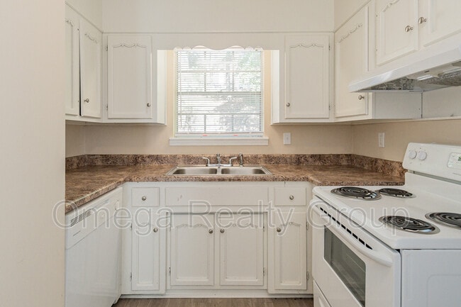 Building Photo - 3300 Warringwood Dr