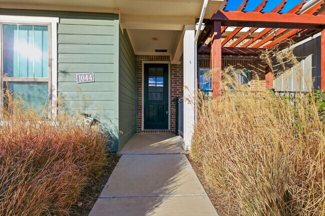 Foto del edificio - 1332 Square foot townhome in a beautiful community in Argyle, TX ready for lease.