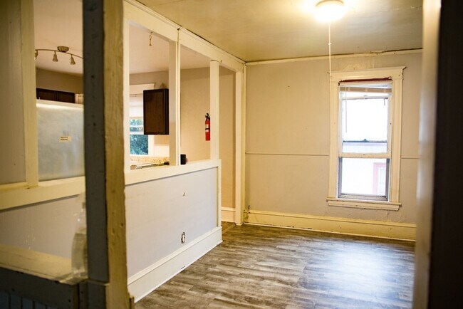 Building Photo - 4 bedroom 2 bath available 9/1/2023