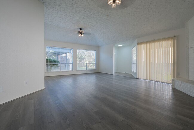 Foto del edificio - 16127 Olive Glen Dr