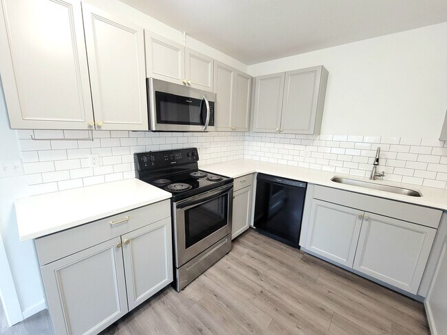 Foto del edificio - Captivating 3BD/1BA Home with Spacious Yar...
