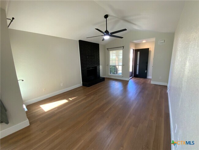 Foto del edificio - 4725 Hartrick Bluff Rd