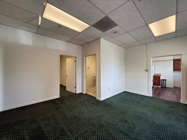 Building Photo - 2BR/1Bath 1500 Sq Foot Apartment - Newly Renovated