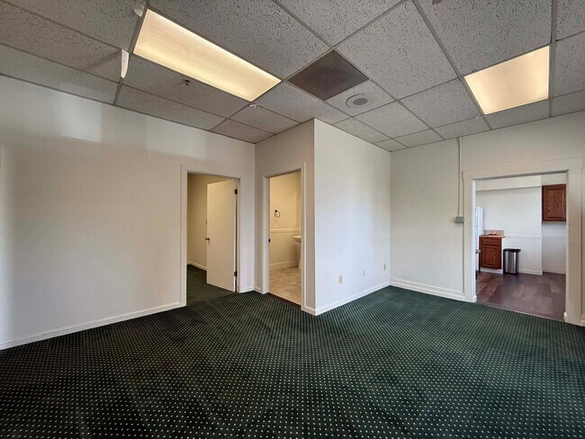 Foto del edificio - 2BR/1Bath 1500 Sq Foot Apartment - Newly Renovated