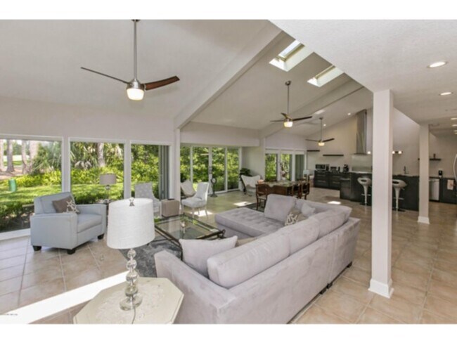 Foto del edificio - 9910 Sawgrass Dr E